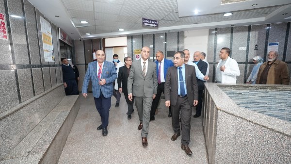 محافظ أسيوط يزور مستشفى الإيمان العام والشاملة ويوزع الهدايا على المرضى احتفالًا بالعيد