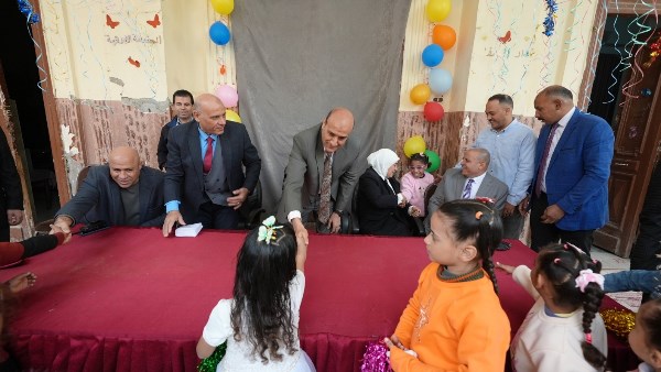 محافظ أسيوط يشارك الأطفال الأيتام فرحتهم بالعيد ويوزع الهدايا والعيديات محافظ أسيوط يشارك الأطفال الأيتام فرحتهم بالعيد ويوزع الهدايا والعيديات