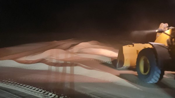 محافظ أسيوط: إعادة فتح طريق ديروط – الفرافرة بعد رفع تراكمات الرمال