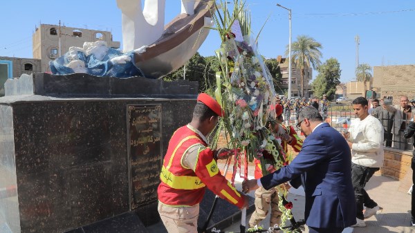في ذكرى العيد القومي.. محافظ قنا يضع إكليل زهور على النصب التذكاري لشهداء البارود