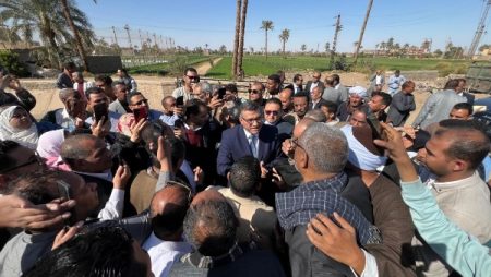 سيرًا على الأقدام.. محافظ قنا يرافق أبناء “البارود” فى جولة بالقرية