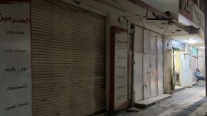 مدير أمن قنا يشرف ميدانيًا على تنفيذ قرار غلق المحال التجارية | صور