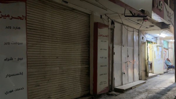 مدير أمن قنا يشرف ميدانيًا على تنفيذ قرار غلق المحال التجارية | صور