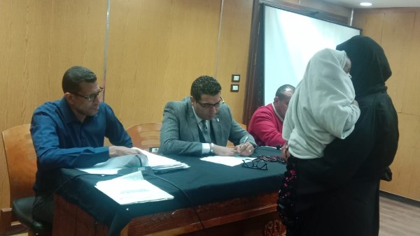 نائب محافظ الأقصر يبحث 37 طلبا وشكوى خلال لقاء اليوم المفتوح