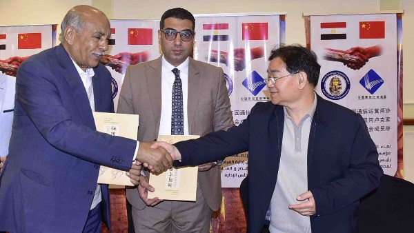 توقيع مذكرة تفاهم بين الغرفة التجارية وجمعية مشغلي الاتصالات الصينية بالأقصر