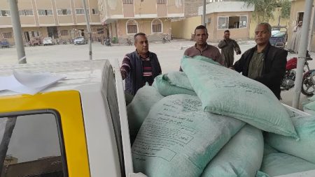 ضبط 17جوال دقيق بلدى مدعم قبل تهريبها وبيعها فى السوق السوداء بالأقصر| صور