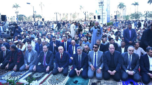 وسط آلاف المصلين.. محافظ الأقصر يؤدي صلاة عيد الفطر بساحة سيدي 