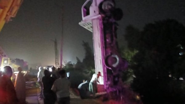 دون إصابات.. انقلاب سيارة نقل محملة بردة دقيق داخل ترعة بأرمنت جنوب الأقصر