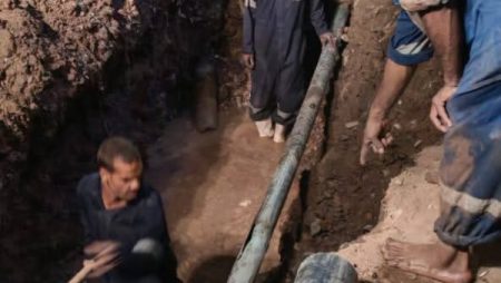 أسوان.. إصلاح كسر بالخط العمومى للمياه بعزبة شنودة بالكرور