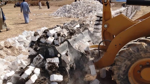 إزالة 336 حالة تعدى.. محافظ أسوان يوجه بتحرير محاضر إحالة للنيابة العسكرية في حالات إعادة البناء