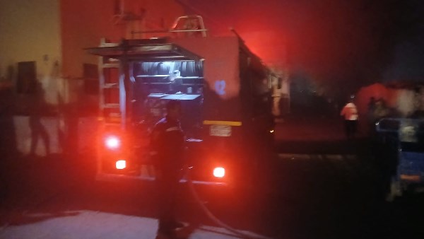 محافظ أسوان يتابع جهود السيطرة على حريق ببعض حشائش الهيش والحلف وأحد المنازل بمنطقة نجع المحطة دون إصابات أو خسائر فى الأرواح..صور