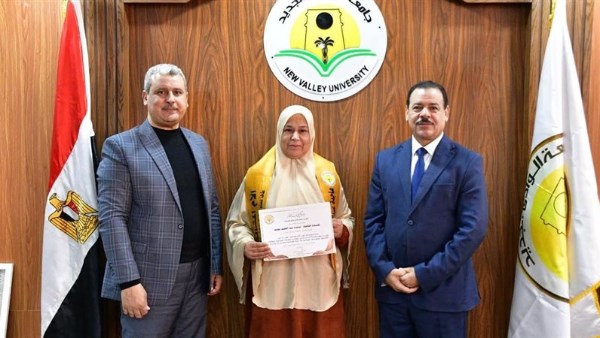 رئيس جامعة الوادي الجديد يكرم الأم المثالية على مستوى الجامعة لعام 2026