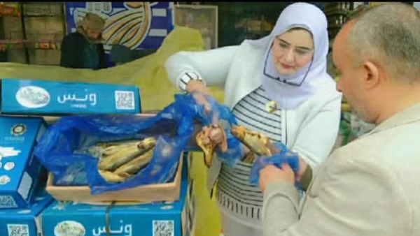 حملات مكثفة على الأسواق بمطروح وضبط رنجة ودواجن غير صالحة .. صور