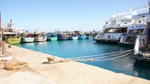 محافظ مطروح: تطوير الميناء البحري الشرقي ونقل مؤقت لمراكب الصيد.. صور