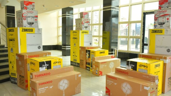 محافظ بورسعيد يسلم 70 جهازًا كهربائيًا لـ عشرة عرائس بالمحافظة