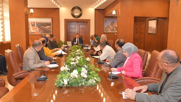 محافظ بورسعيد يسلم مساعدات مالية وغذائية ولحوم لعدد من الأسر