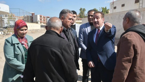 محافظ بورسعيد يتفقد أعمال إزالة الرتش من منطقة أرض النوادي بحي الزهور