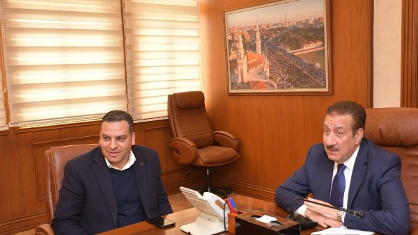 محافظ بورسعيد يستقبل لجنة من وزارتي الإسكان والبيئة لمتابعة موقف مشروعات الإسكان التنفيذي