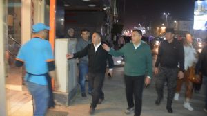 محافظ القليوبية يقود جولة مسائية بمدينتي بنها وشبرا الخيمة لمتابعة تطبيق مواعيد الغلق الجديدة|صور