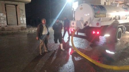 رئيس مدينة الزقازيق يتابع أعمال سحب الأمطار ويشرف على فرق العمل