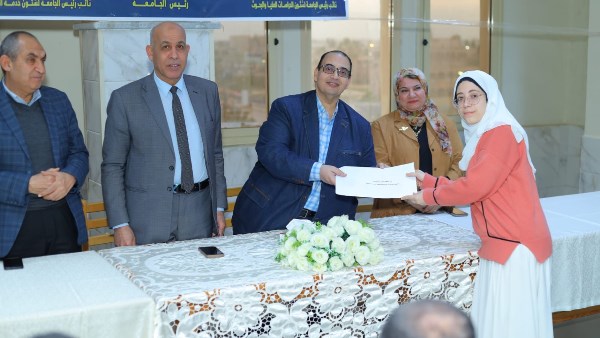 رئيس جامعة كفر الشيخ يشهد حفل تكريم المتميزين في الأنشطة الطلابية| صور