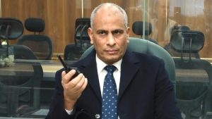 من مركز السيطرة.. محافظ كفر الشيخ يتابع أعمال كسح مياه الأمطار| صور