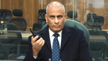 من مركز السيطرة.. محافظ كفر الشيخ يتابع أعمال كسح مياه الأمطار| صور