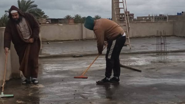 طقس سيئ.. أوقاف كفر الشيخ تواصل كسح مياه الأمطار من أسطح المساجد| صور