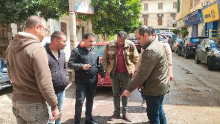 رئيس مدينة كفر الشيخ يشرف ميدانياً على رفع كفاءة بالوعات الأمطار| صور