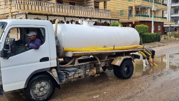 لليوم الثاني.. كسح تراكمات مياه الأمطار بمصيف بلطيم في كفر الشيخ| صور