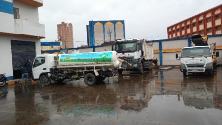 محافظ كفر الشيخ يتابع جهود كسح مياه الأمطار بدسوق.. صور