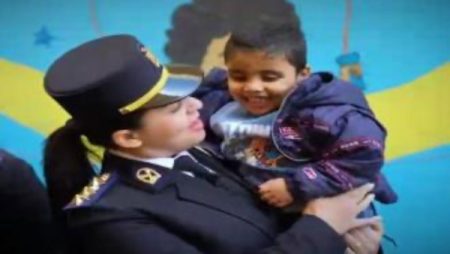 رجال الشرطة يشاركون الأطفال نزلاء دور رعاية الأيتام الاحتفال بالعيد| صور