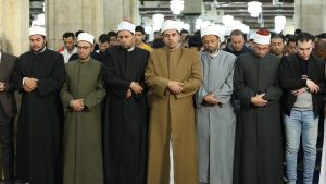 أئمة قبلة الجامع الأزهر يؤدون صلاة التراويح في ليلة 26 من رمضان