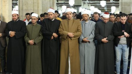 أئمة قبلة الجامع الأزهر يؤدون صلاة التراويح في ليلة 26 من رمضان