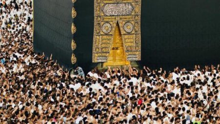 أجواء مهيبة.. استعدادات متكاملة في المسجد الحرام لاستقبال المصلين ليلة 27 رمضان