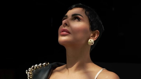 بإطلالة غريبة.. ميس حمدان تشارك صورا جديدة