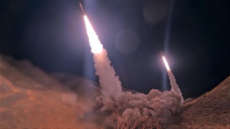 الحرس الثوري الإيراني يطلق الموجة 70 ضد 55 موقعاً في الخليج وإسرائيل