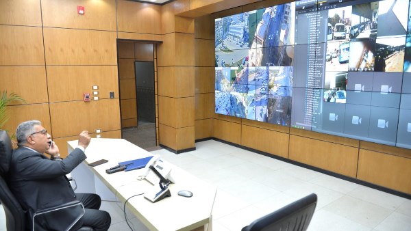 محافظ الدقهلية يتابع من مركز سيطرة الشبكة الوطنية حركة المواقف وتوزيع أسطوانات الغاز