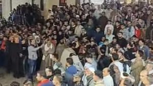 أهالى قرية بالدقهلية يؤدون صلاة الجنازة على أب وأم وابنتهما غرقوا فى مياه مشروع ناصر