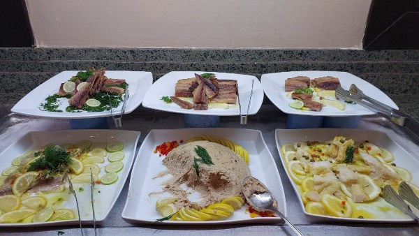 الرنجة والكعك والترمس تزين بوفيهات فنادق الغردقة في أول أيام عيد الفطر المبارك