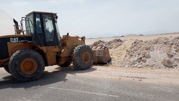 حي جنوب الغردقة يرفع مخلفات البناء من طريق الروضة ويعيد فتحه أمام الحركة المرورية