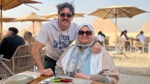 هشام ماجد يحتفل بعيد الأم مع والدته.. شاهد