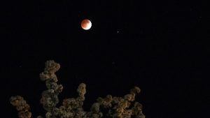 العالم يترقب خسوفًا كليًا للقمر الليلة .. والبحوث الفلكية : مش هيبان في مصر