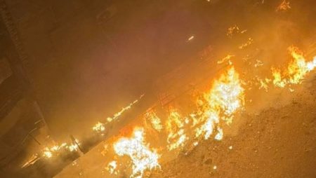 ندب الأدلة الجنائية لفحص أسباب حريق محل هواتف محمولة بالعشرين في فيصل