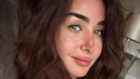 مع الزرافة والنمر.. هنا الزاهد تسترجع ذكريات طريفة مع عائلتها من الطفولة | شاهد