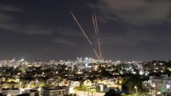 إعلام إيراني: طائرات إسرائيلية وأمريكية تحلق في سماء طهران وسماع انفجارات