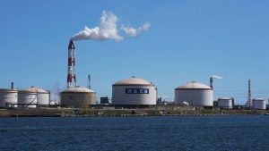 أسعار النفط تقفز وسط تقديرات بطول أمد حرب إيران