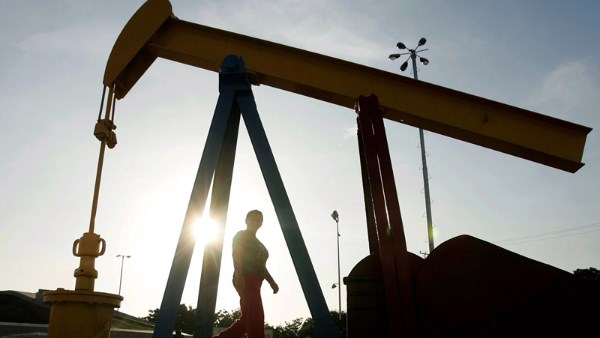 النفط يرتفع بأكثر من 3% إلى نحو 106 دولارات للبرميل