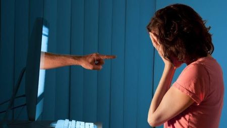 تناولها “حد أقصى”.. الحبس وغرامة تصل لـ 300 ألف جنيه عقوبة الابتزاز الإلكتروني