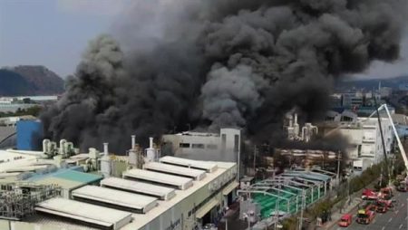 مصرع 14 وإصابة العشرات في حريق مروع داخل مصنع بكوريا الجنوبية